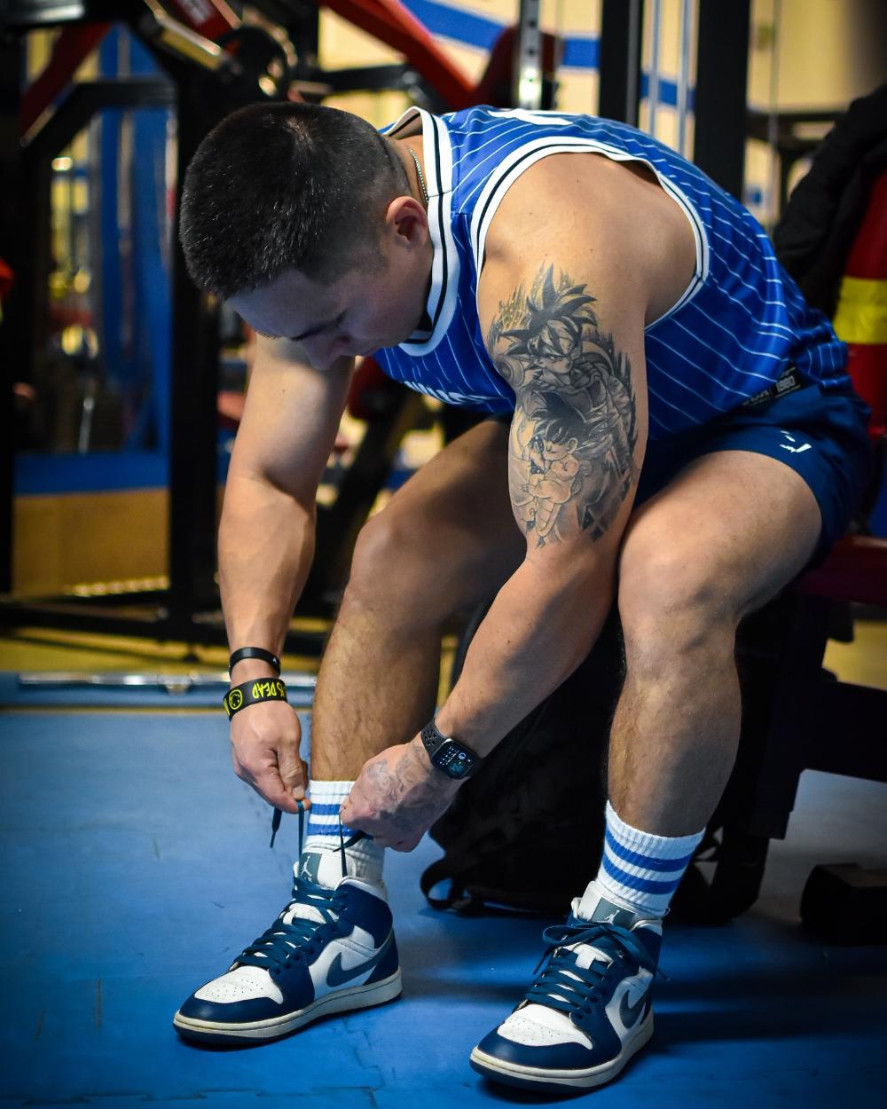 Eddie atándose las zapatillas antes de entrenar
